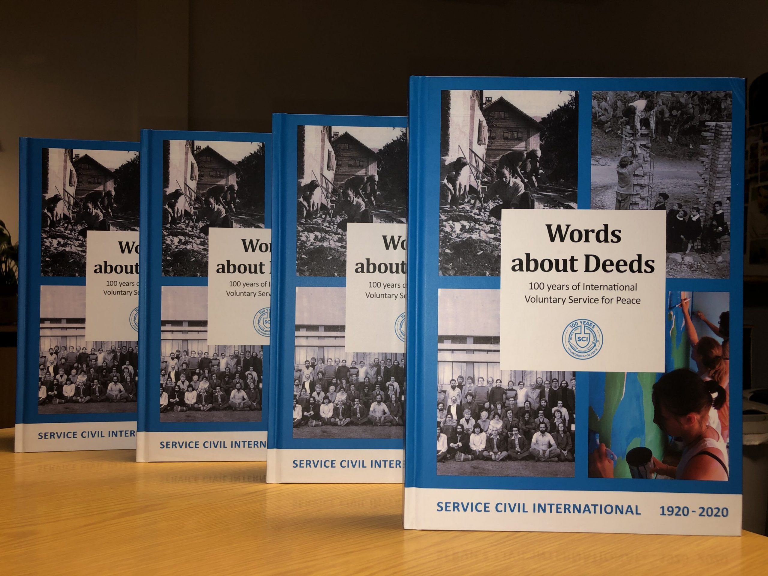 Il libro “Words about Deeds” ripercorre la lunga storia del servizio civile internazionale per la pace. Diversi articoli evidenziano le fasi e gli sviluppi del SCI con l’aiuto di storie e ritratti di attivisti durante i 100 anni del SCI.